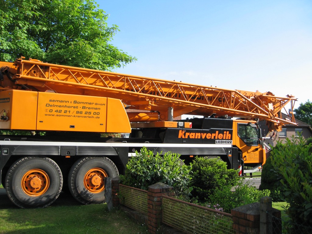 Truck-mounted crane