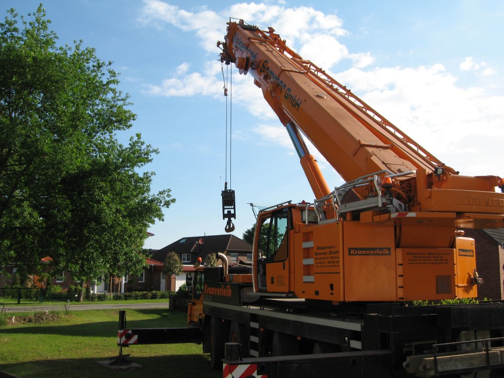 Truck-mounted crane