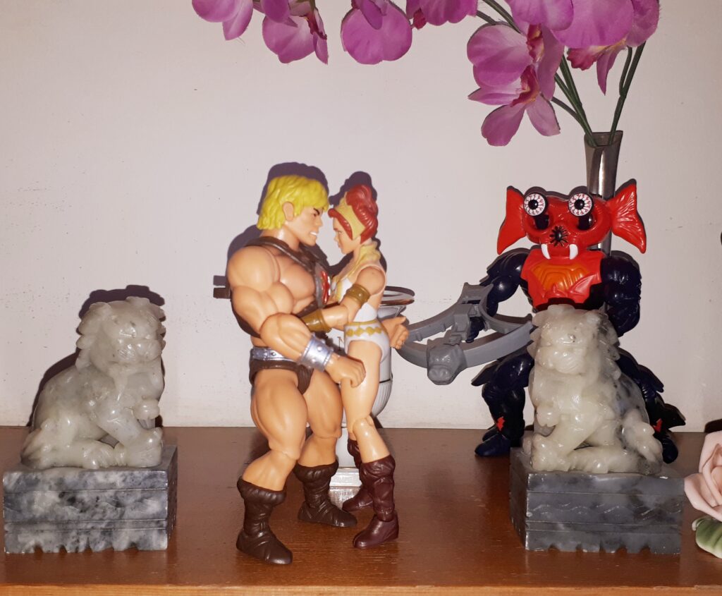 Mantenna spies on He-Man and Teela kissing