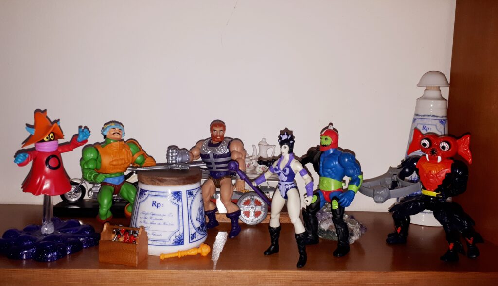 Evil-Lyn, Trap Jaw and Mantenna invade Duncan's workshop.