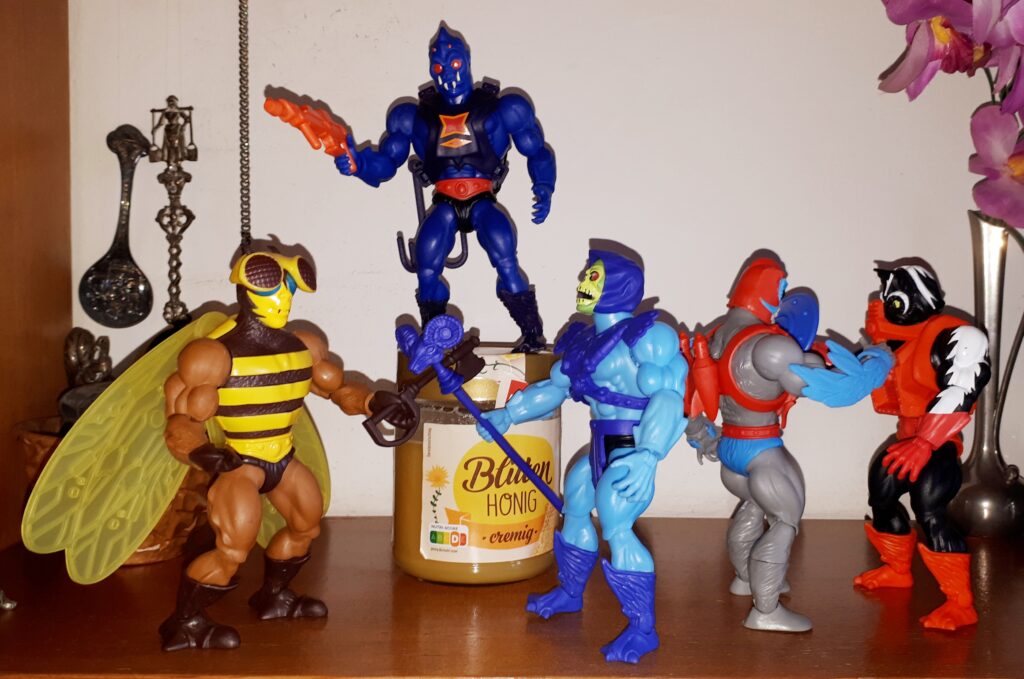 Buzz-Off fights Skeletor, while Stratos fights Stinkor and Webstor looks on.