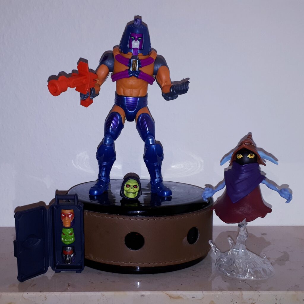 Man-e-Faces in his human face is on stage with Orko announcing him.