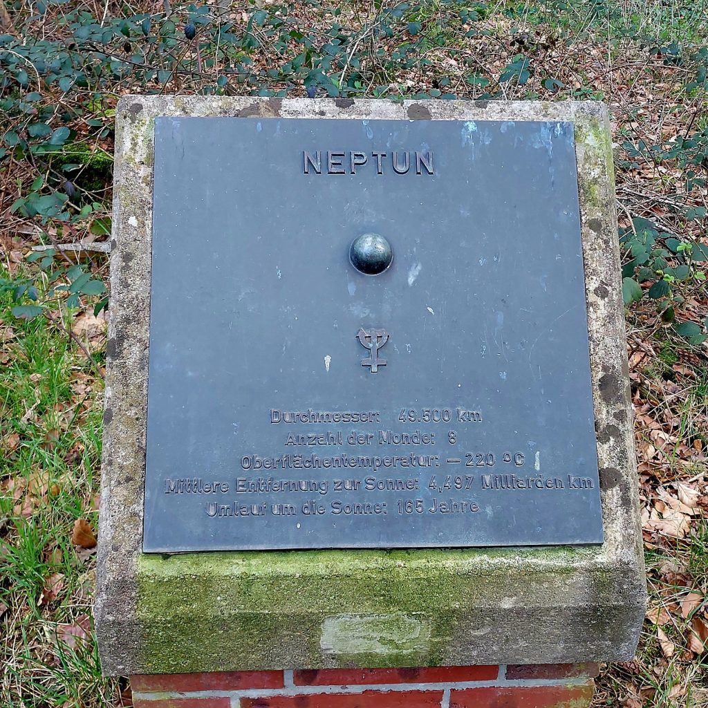 Hude solar system Neptune marker