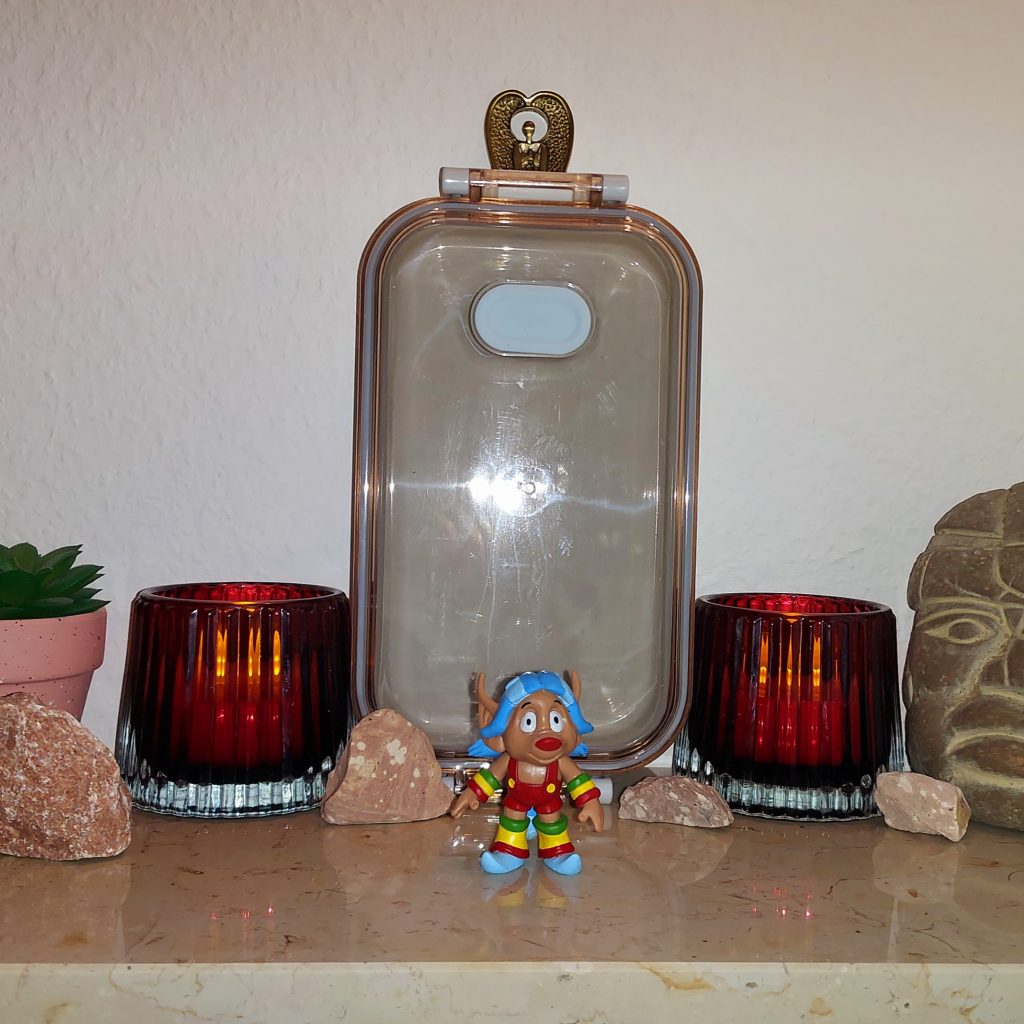 Loo-Kee stands in the lost tomb to deliver his moral.