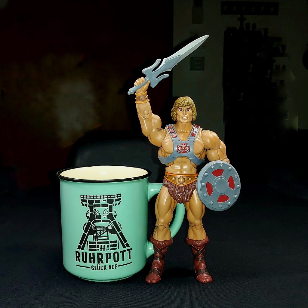 Masters of the Universe Classics He-Man posing with a Ruhrpott mug