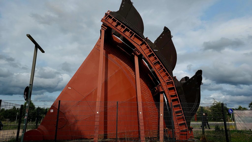 Bucket wheel excavator wheel segment