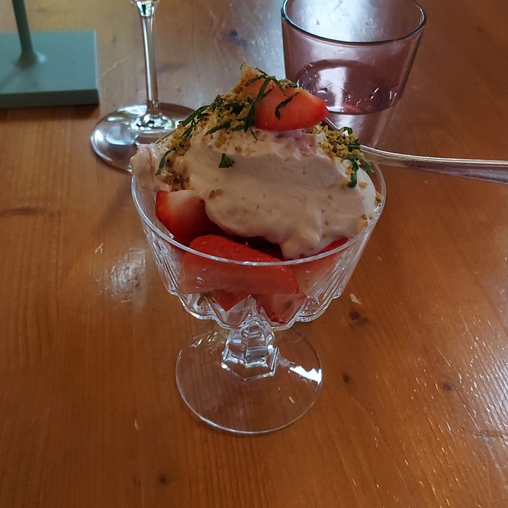 Mascapone cream with fresh strawberries and pistacchio slivers