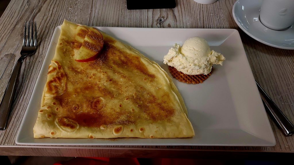 Crepes with baked apples, cinnamon and vanilla ice cream